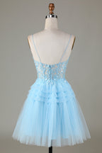 Vestido corto de fiesta azul brillante con tirantes finos, corte A y apliques