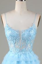 Vestido corto de fiesta azul brillante con tirantes finos, corte A y apliques
