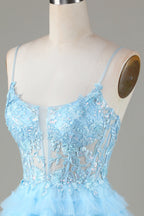 Vestido corto de fiesta azul brillante con tirantes finos, corte A y apliques