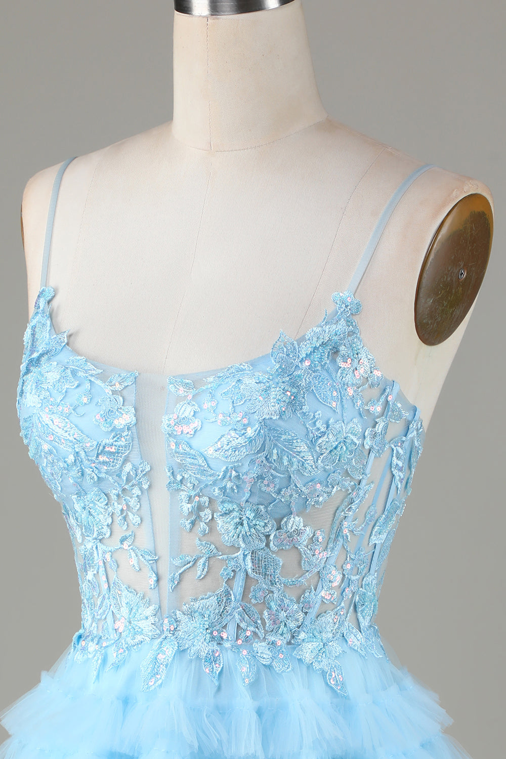 Vestido corto de fiesta azul brillante con tirantes finos, corte A y apliques