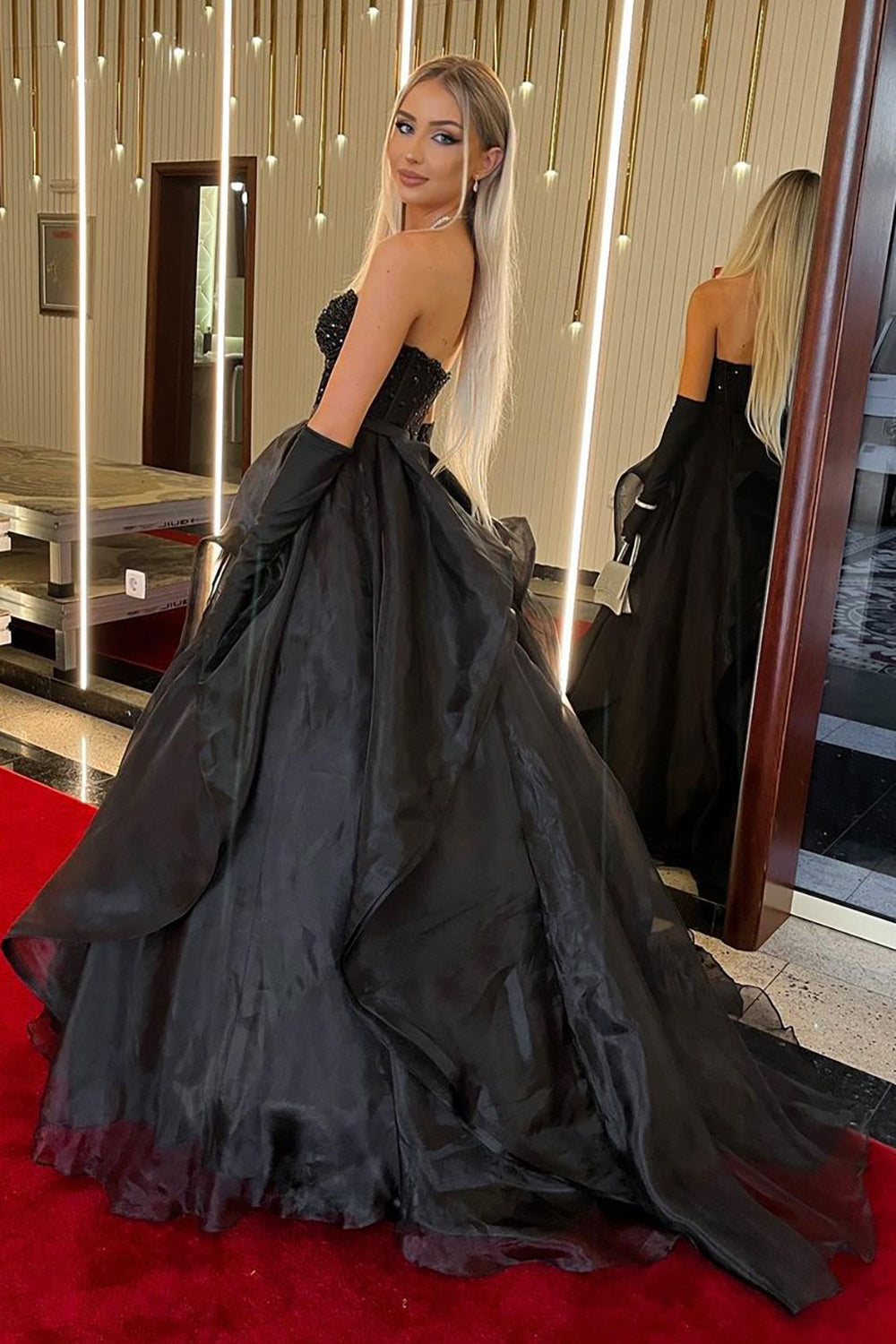 Qiara | Vestido de fiesta largo negro con escote en forma de corazón y cuentas