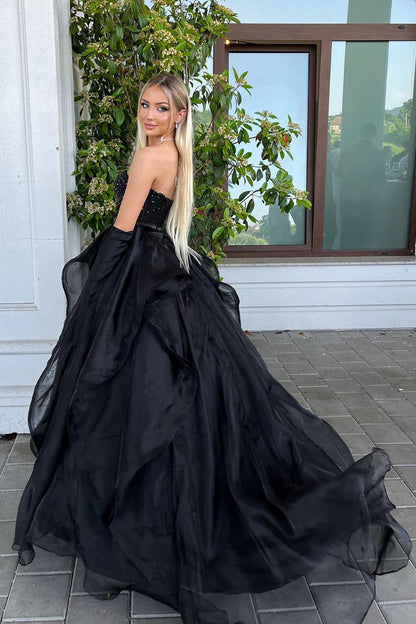 Qiara | Vestido de fiesta largo negro con escote en forma de corazón y cuentas