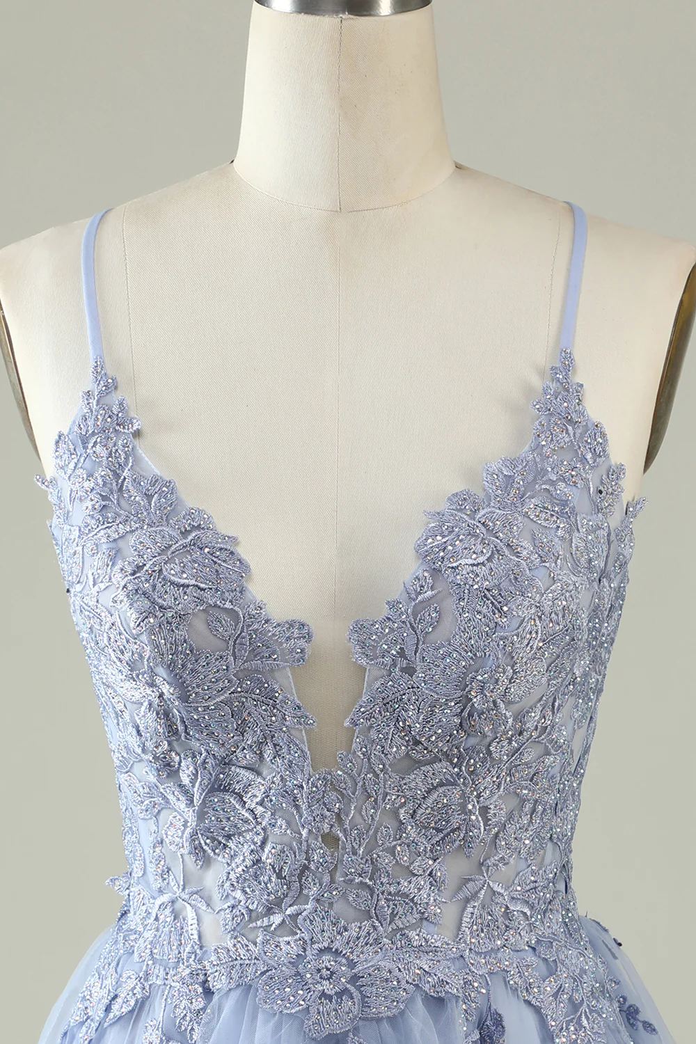 Vestido de fiesta corto morado claro con tirantes finos y apliques Y2671