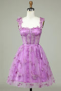 Bonito vestido de fiesta morado de corte A con corsé, corto y apliques