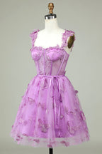Bonito vestido de fiesta morado de corte A con corsé, corto y apliques