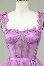 Bonito vestido de fiesta morado de corte A con corsé, corto y apliques