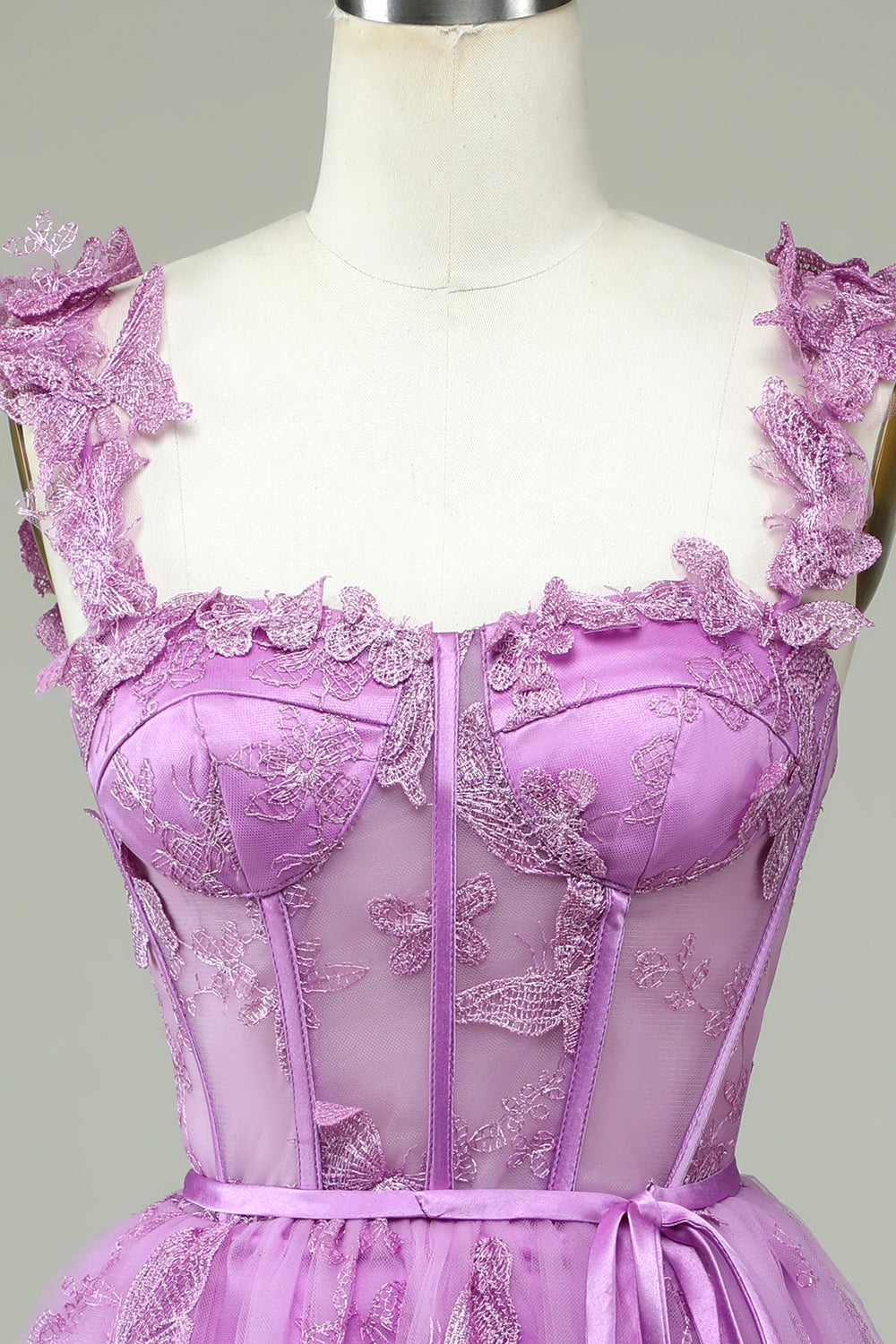Bonito vestido de fiesta morado de corte A con corsé, corto y apliques