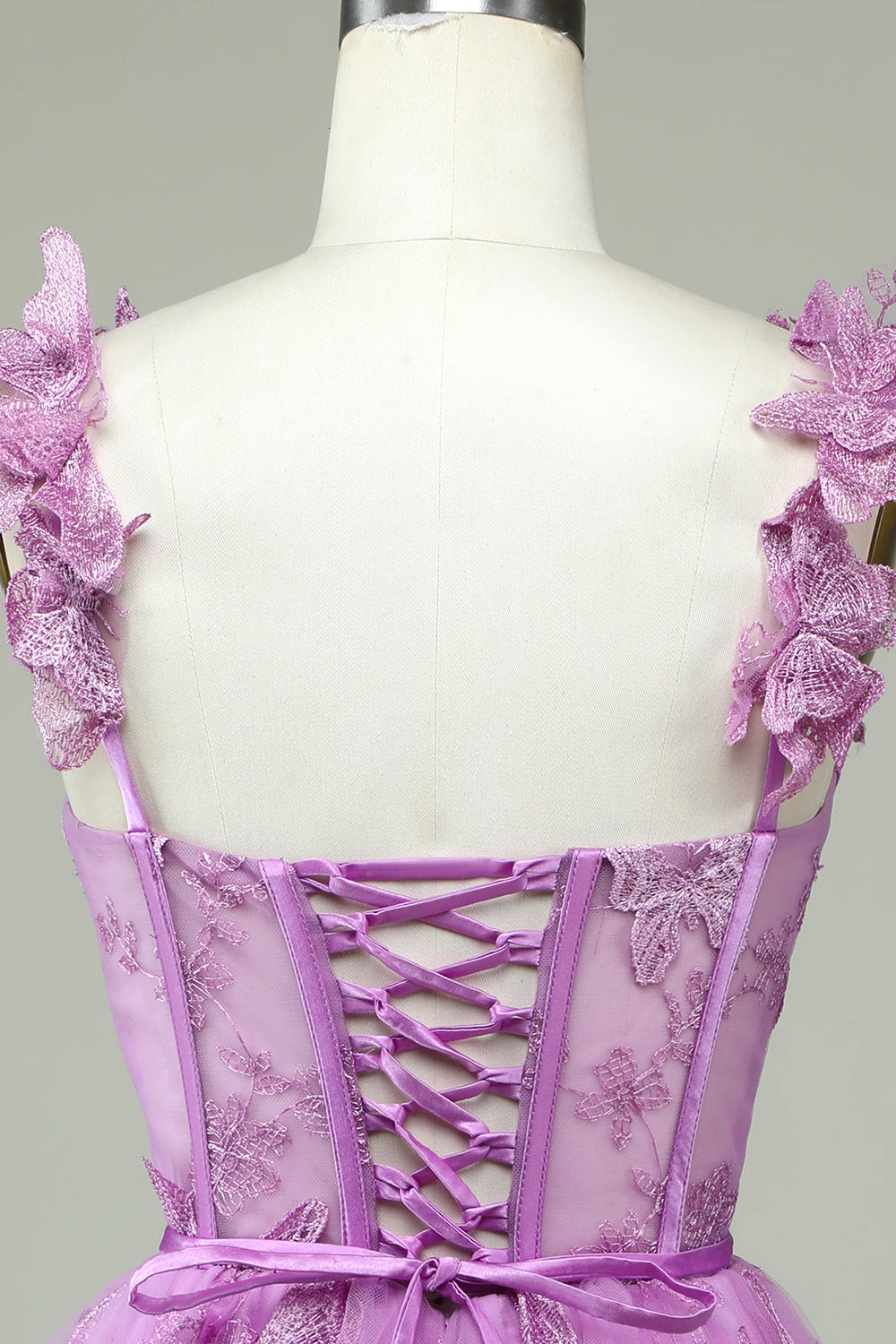 Bonito vestido de fiesta morado de corte A con corsé, corto y apliques
