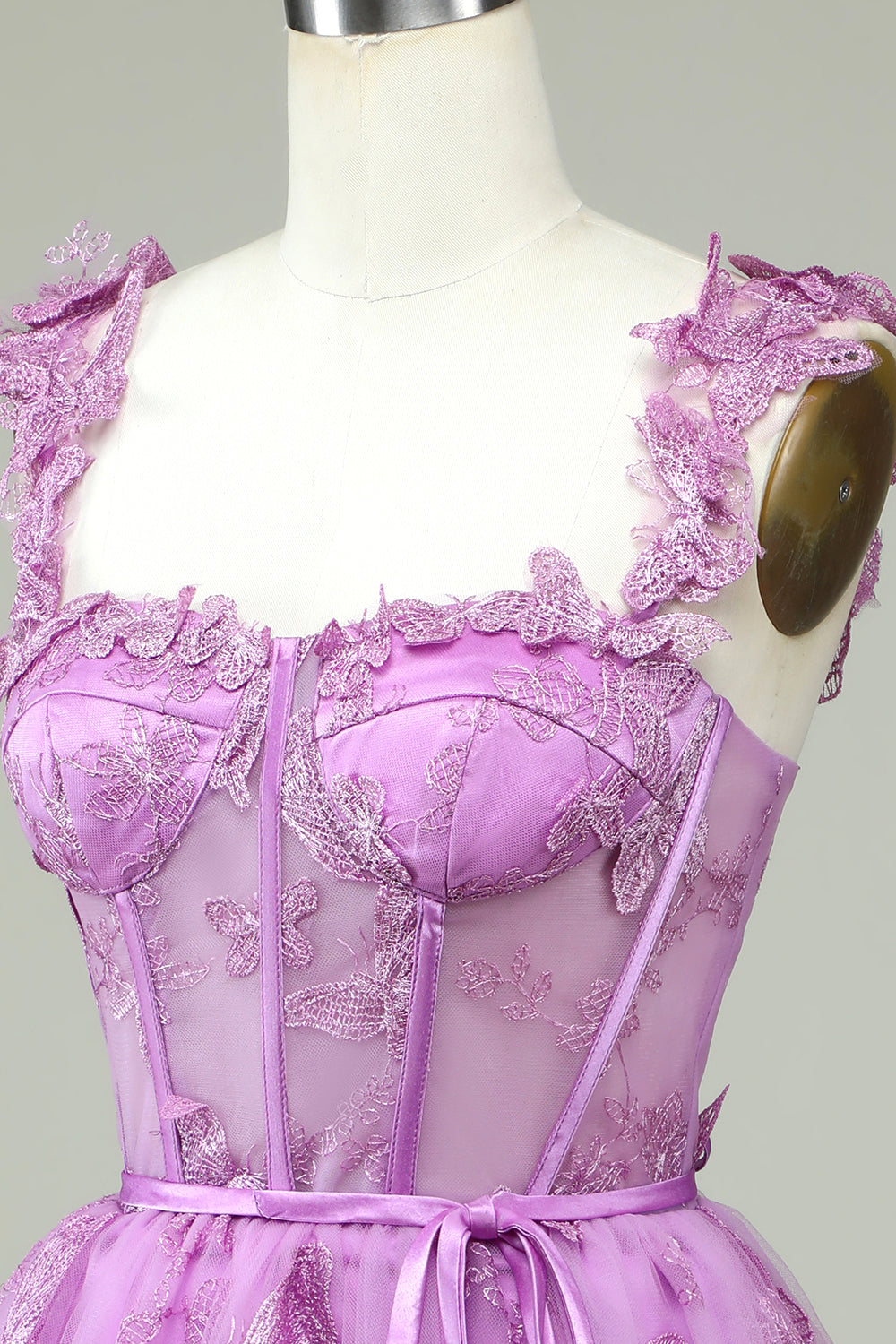 Bonito vestido de fiesta morado de corte A con corsé, corto y apliques