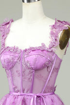 Bonito vestido de fiesta morado de corte A con corsé, corto y apliques
