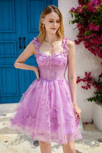Bonito vestido morado corto de fiesta con corsé en forma de A y apliques