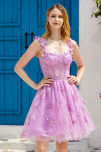 Bonito vestido morado corto de fiesta con corsé en forma de A y apliques