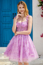 Bonito vestido morado corto de fiesta con corsé en forma de A y apliques
