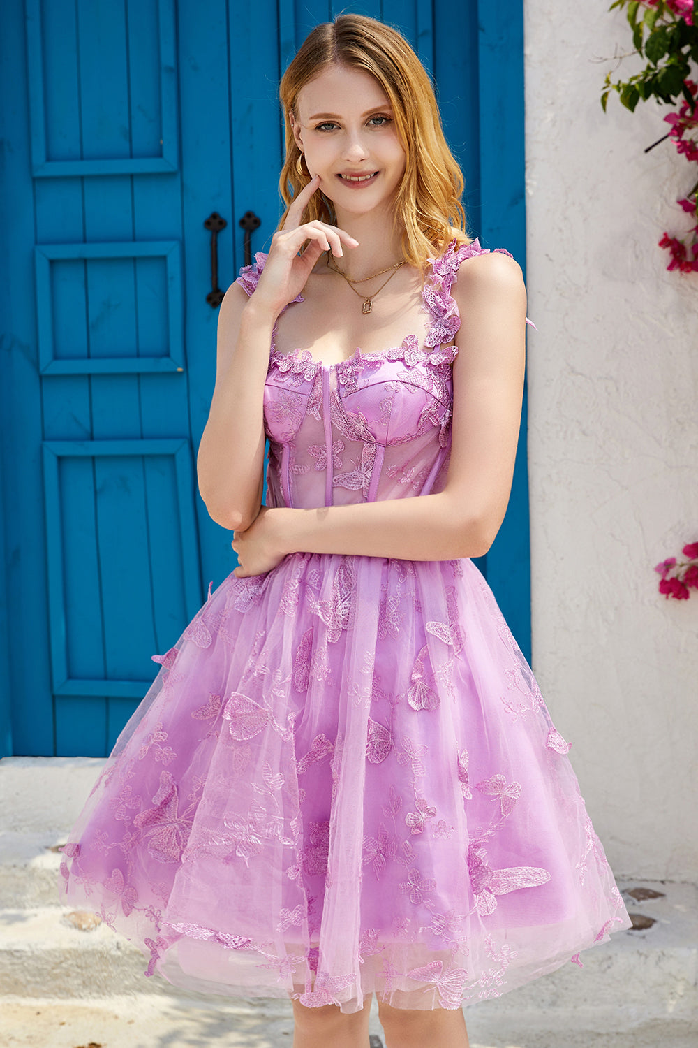Bonito vestido morado corto de fiesta con corsé en forma de A y apliques