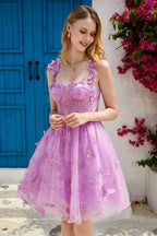 Bonito vestido morado corto de fiesta con corsé en forma de A y apliques