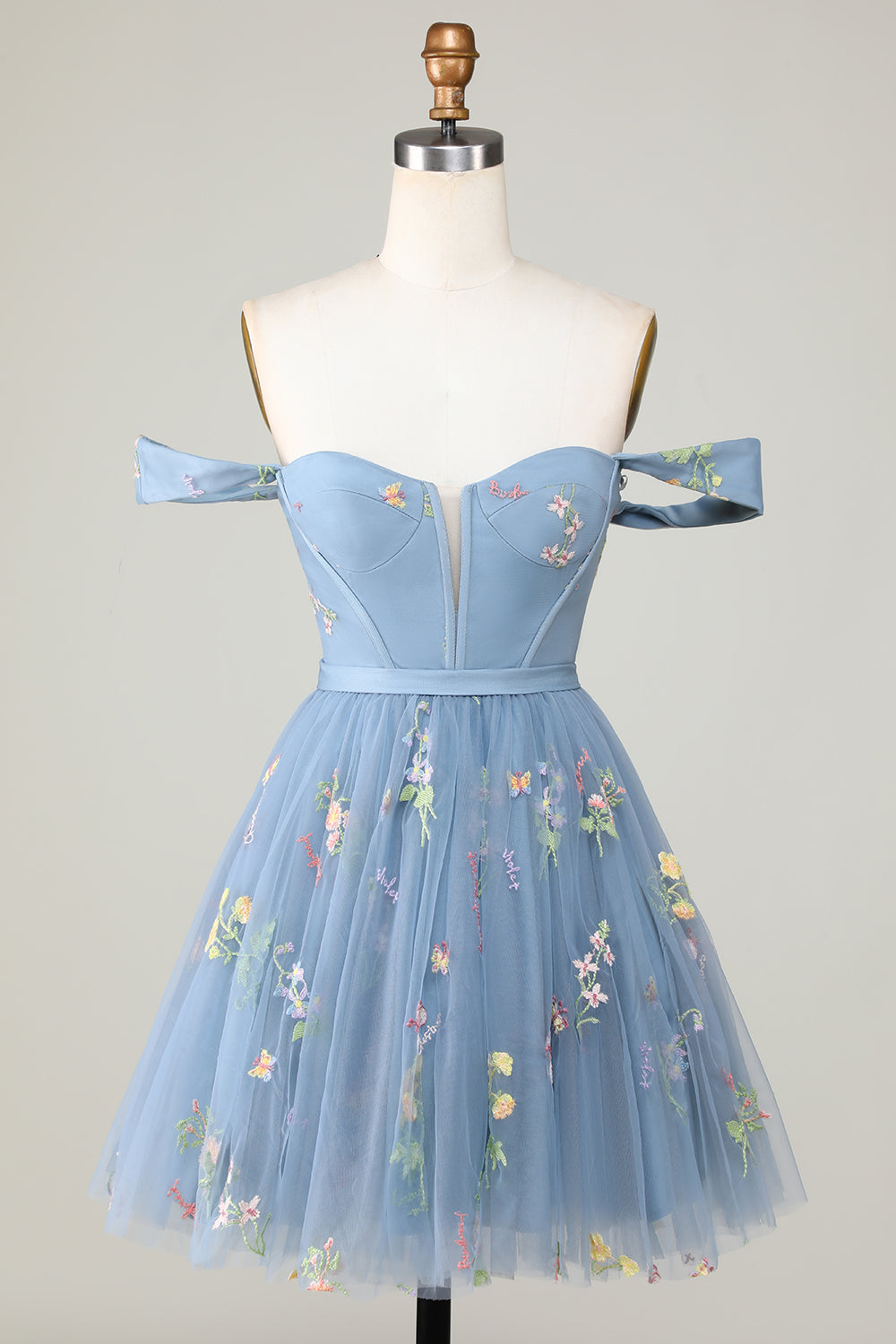 Hermoso vestido morado corto de fiesta con escote en forma de A y bordado