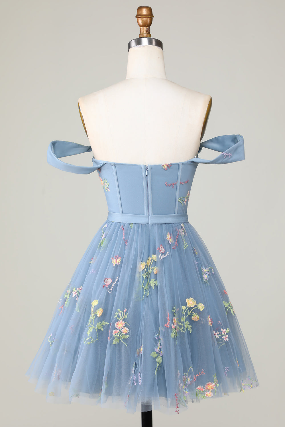 Lindo vestido de fiesta corto con escote en forma de A, en gris azulado y bordado