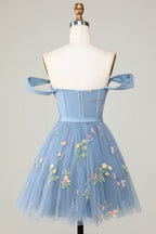 Lindo vestido de fiesta corto con escote en forma de A, en gris azulado y bordado