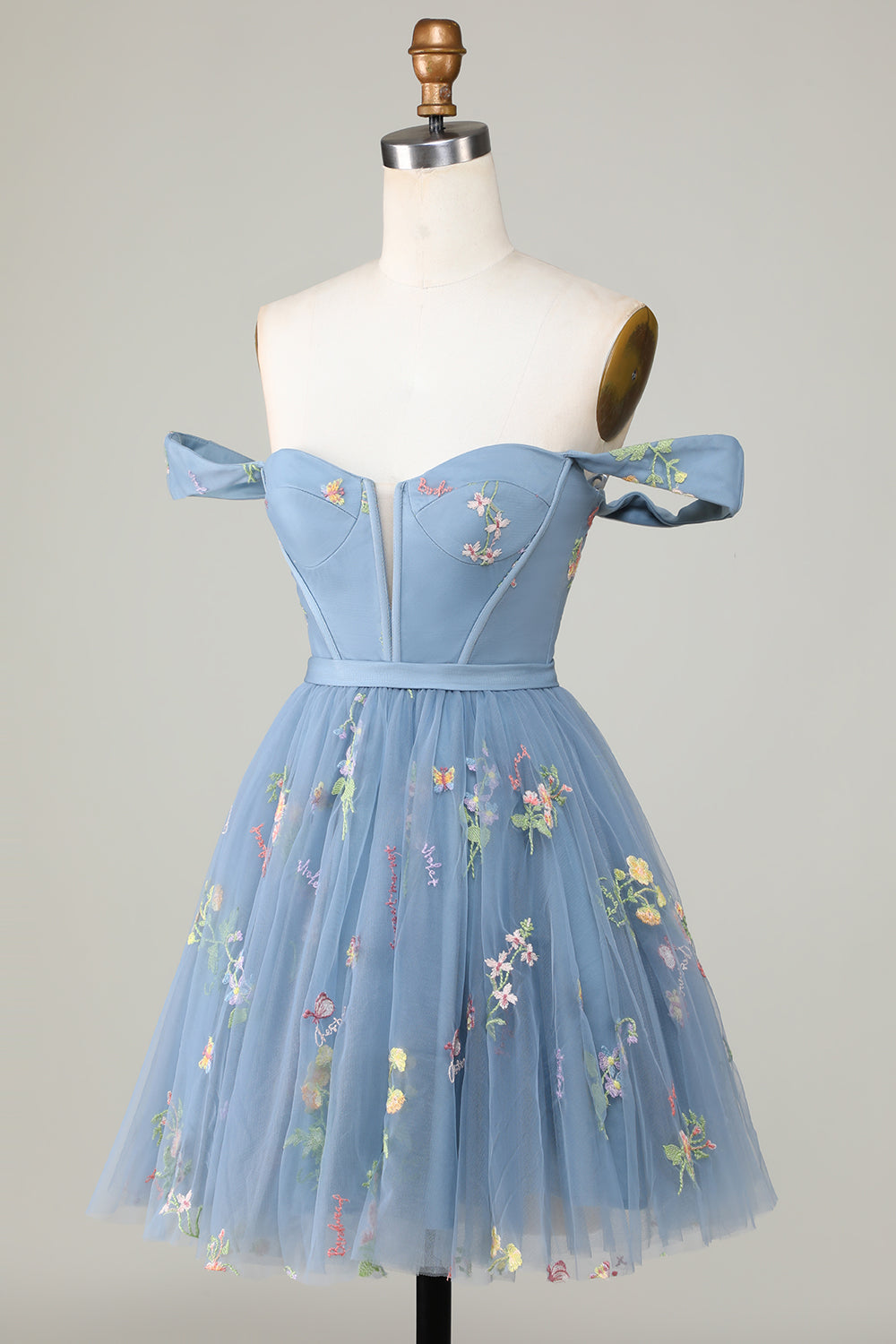 Hermoso vestido morado corto de fiesta con escote en forma de A y bordado