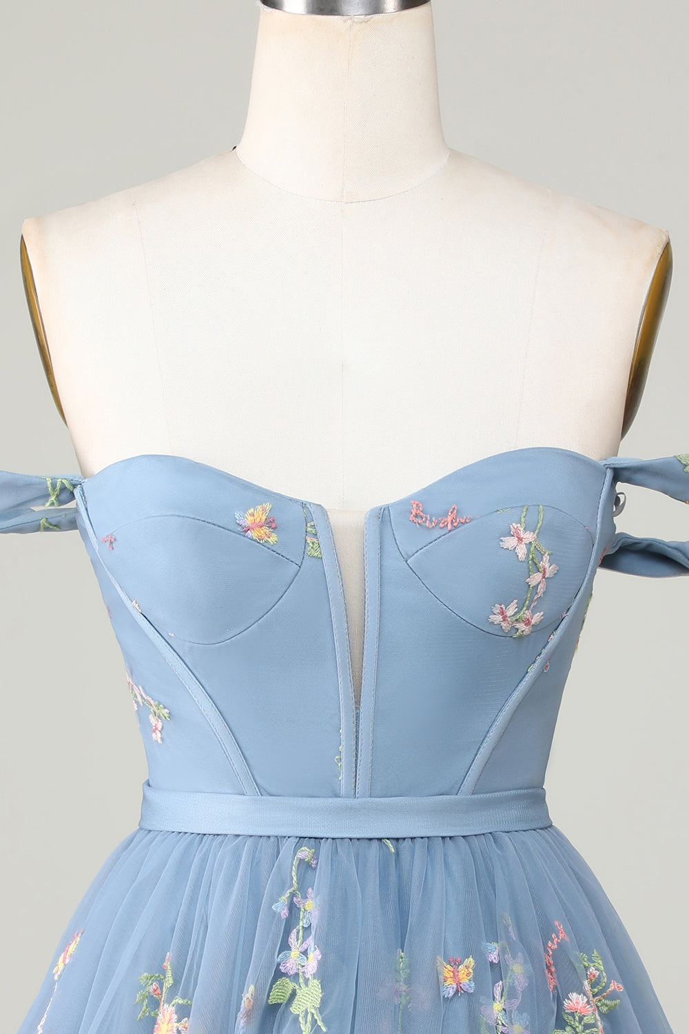 Lindo vestido de fiesta corto con escote en forma de A, en gris azulado y bordado