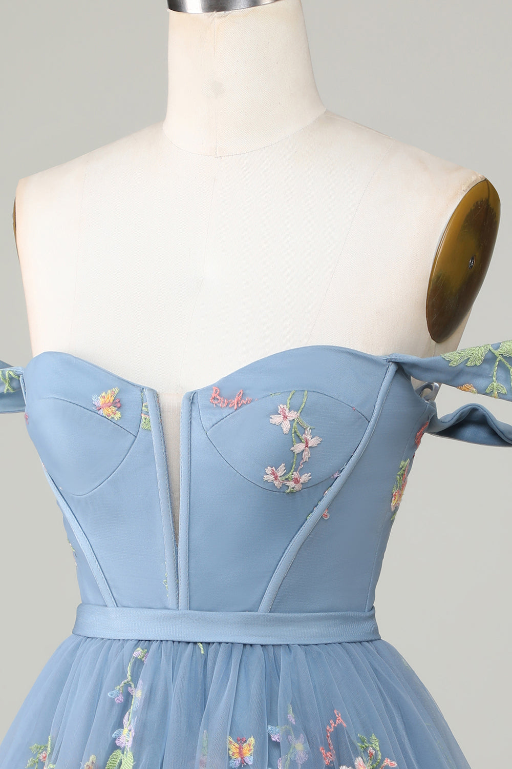 Lindo vestido de fiesta corto con escote en forma de A, en gris azulado y bordado