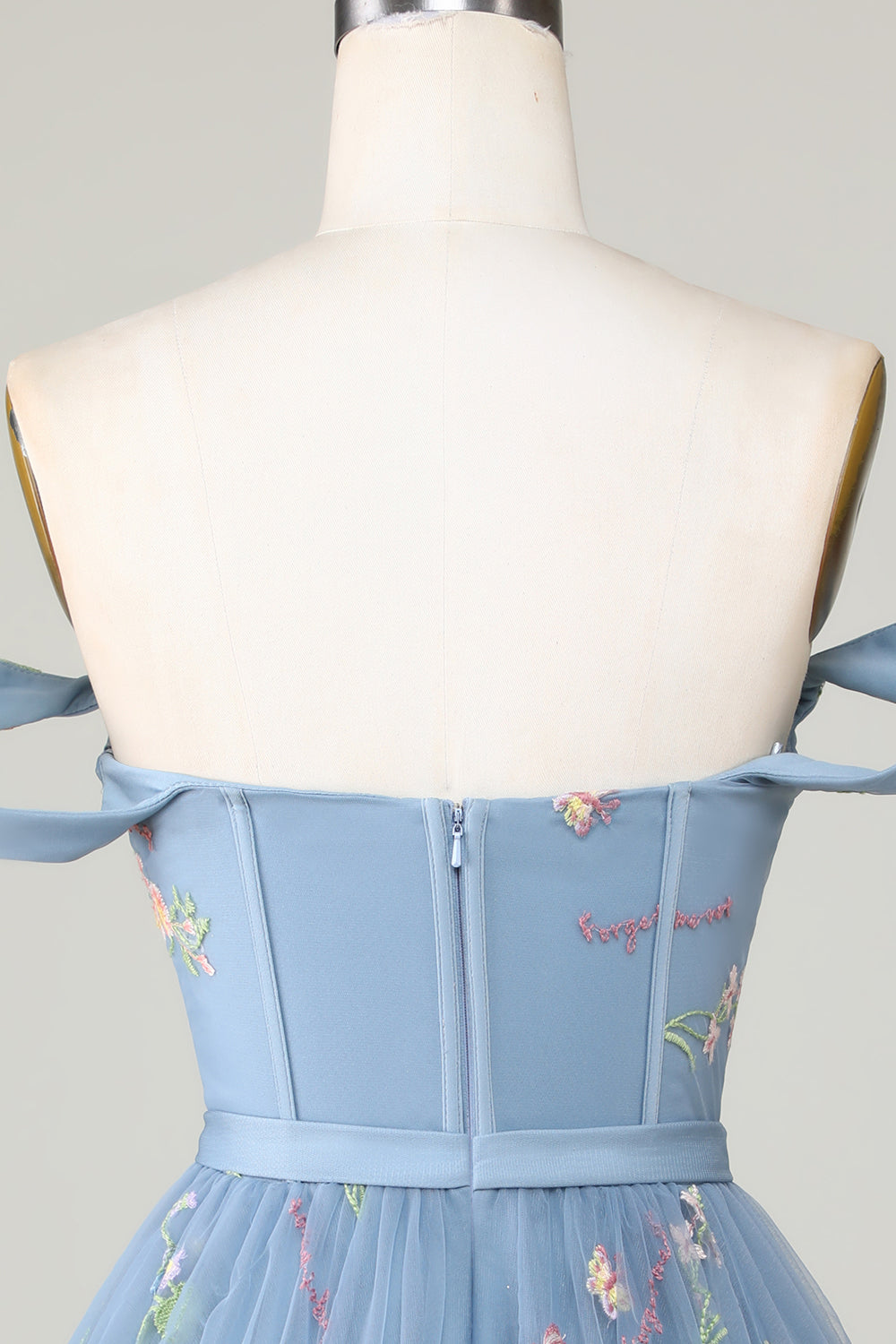 Lindo vestido de fiesta corto con escote en forma de A, en gris azulado y bordado