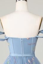 Lindo vestido de fiesta corto con escote en forma de A, en gris azulado y bordado