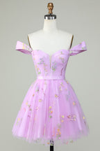 Hermoso vestido morado corto de fiesta con escote en forma de A y bordado