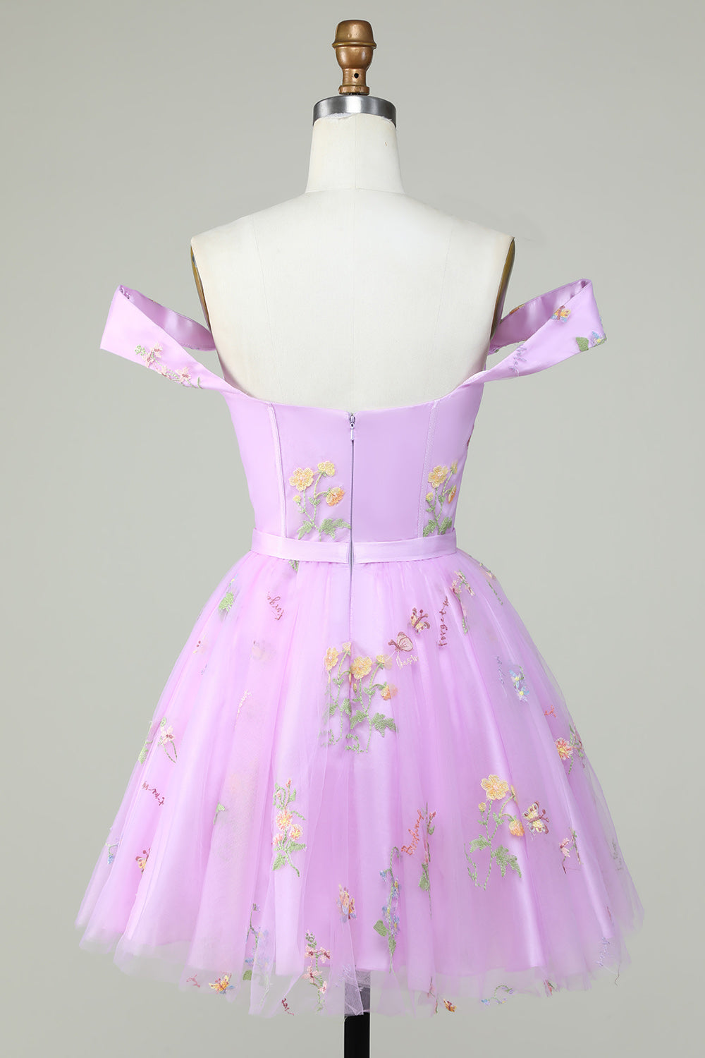 Hermoso vestido morado corto de fiesta con escote en forma de A y bordado