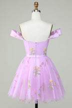 Hermoso vestido morado corto de fiesta con escote en forma de A y bordado