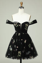 Lindo vestido de fiesta corto con escote en forma de A, en gris azulado y bordado