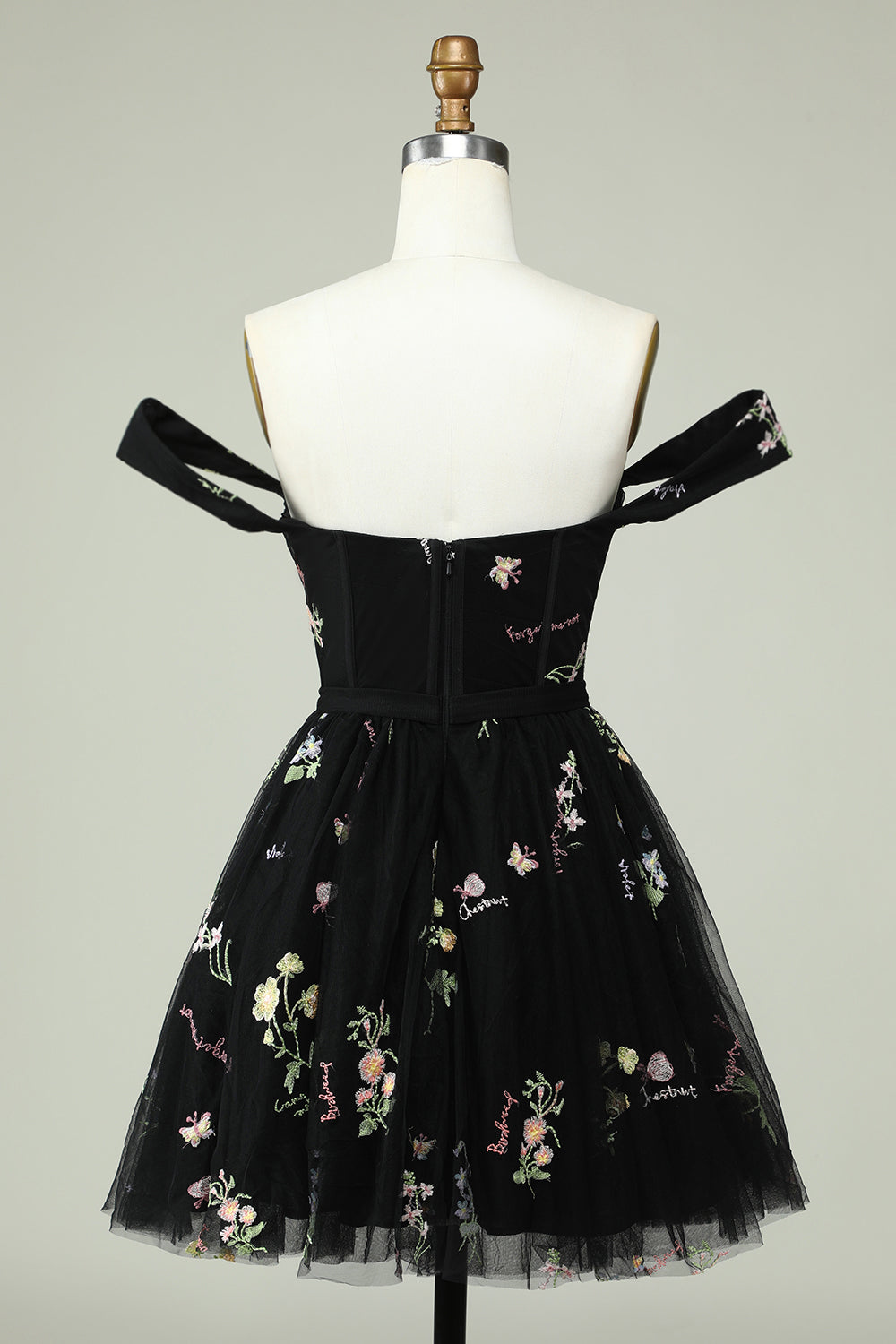 Hermoso vestido morado corto de fiesta con escote en forma de A y bordado