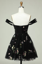 Hermoso vestido morado corto de fiesta con escote en forma de A y bordado