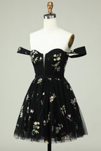 Hermoso vestido morado corto de fiesta con escote en forma de A y bordado