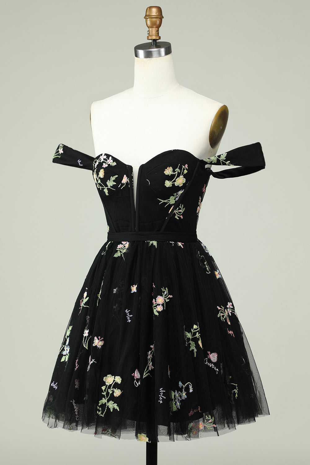Hermoso vestido morado corto de fiesta con escote en forma de A y bordado