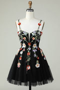 Vestido de fiesta negro de corte A con tirantes finos, lentejuelas y flores