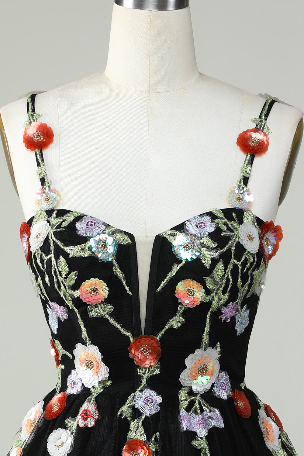 Vestido de fiesta negro de corte A con tirantes finos, lentejuelas y flores