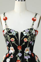 Vestido de fiesta negro de corte A con tirantes finos, lentejuelas y flores