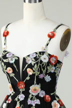 Vestido de fiesta negro de corte A con tirantes finos, lentejuelas y flores