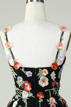 Vestido de fiesta negro de corte A con tirantes finos, lentejuelas y flores