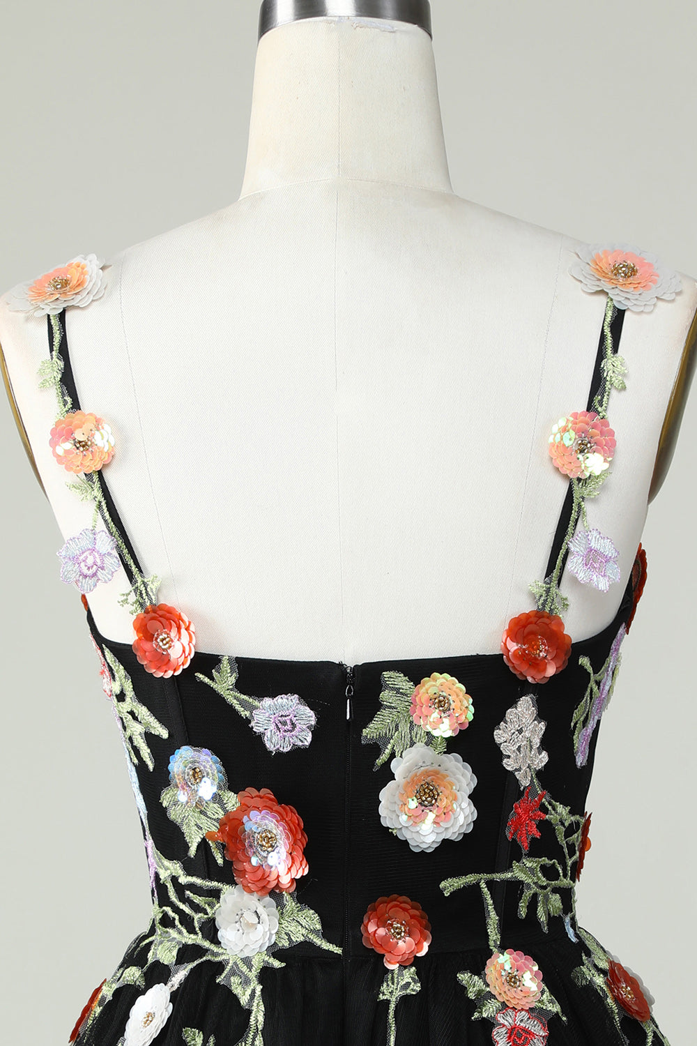 Vestido de fiesta negro de corte A con tirantes finos, lentejuelas y flores