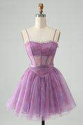 Vestido corto morado de fiesta con tirantes finos, estampado y corsé.