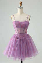 Vestido corto morado de fiesta con tirantes finos, estampado y corsé.