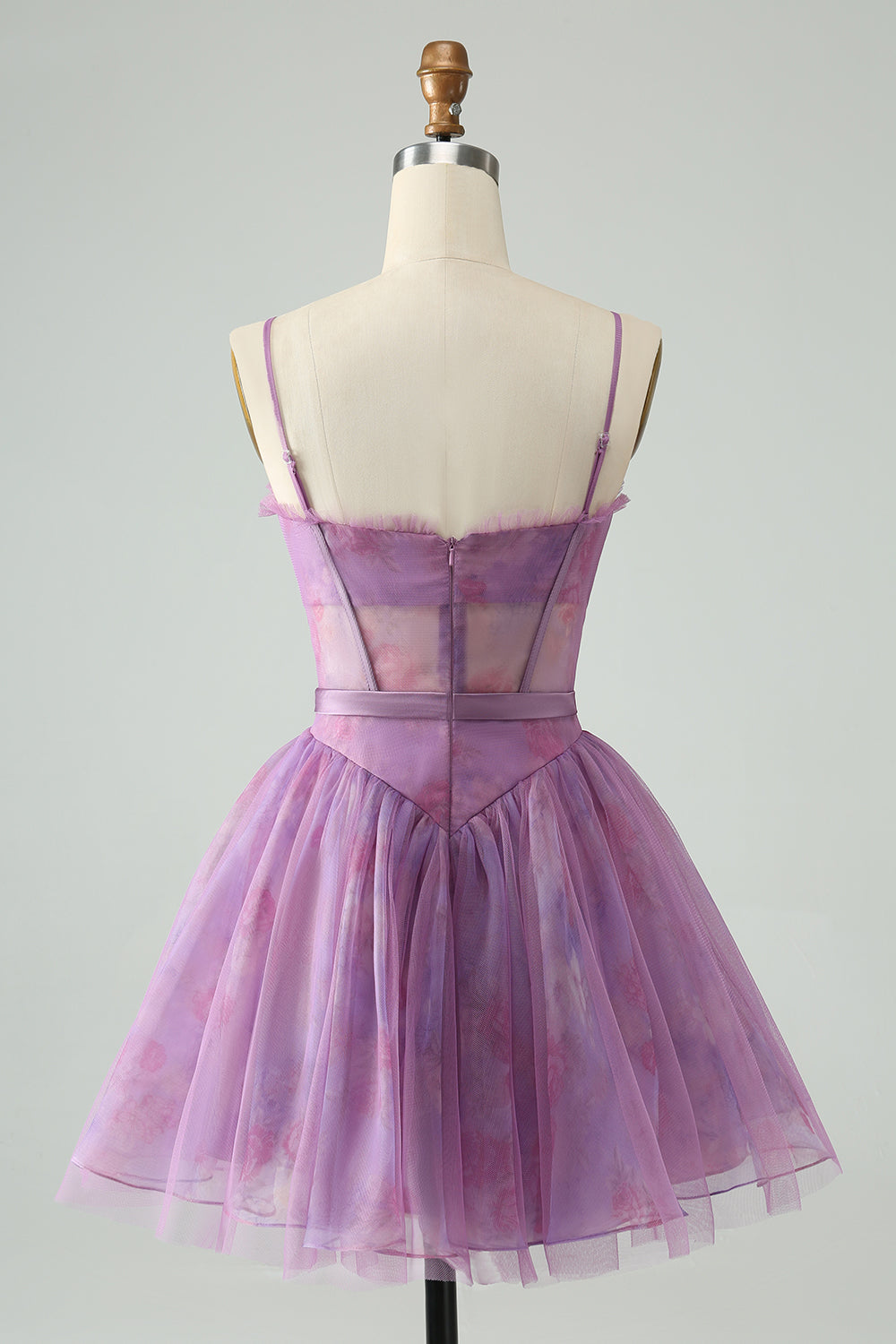 Vestido corto morado de fiesta con tirantes finos, estampado y corsé.