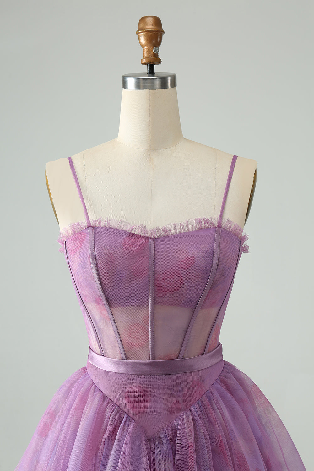 Vestido corto morado de fiesta con tirantes finos, estampado y corsé.