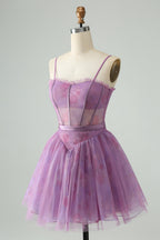 Vestido corto morado de fiesta con tirantes finos, estampado y corsé.