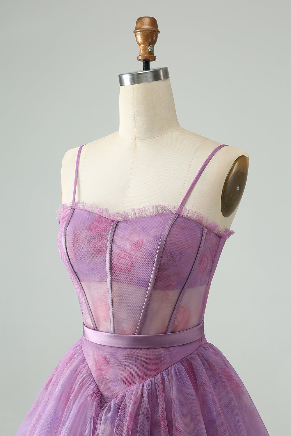 Vestido corto morado de fiesta con tirantes finos, estampado y corsé.