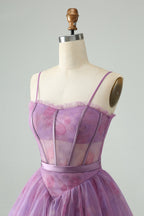 Vestido corto morado de fiesta con tirantes finos, estampado y corsé.