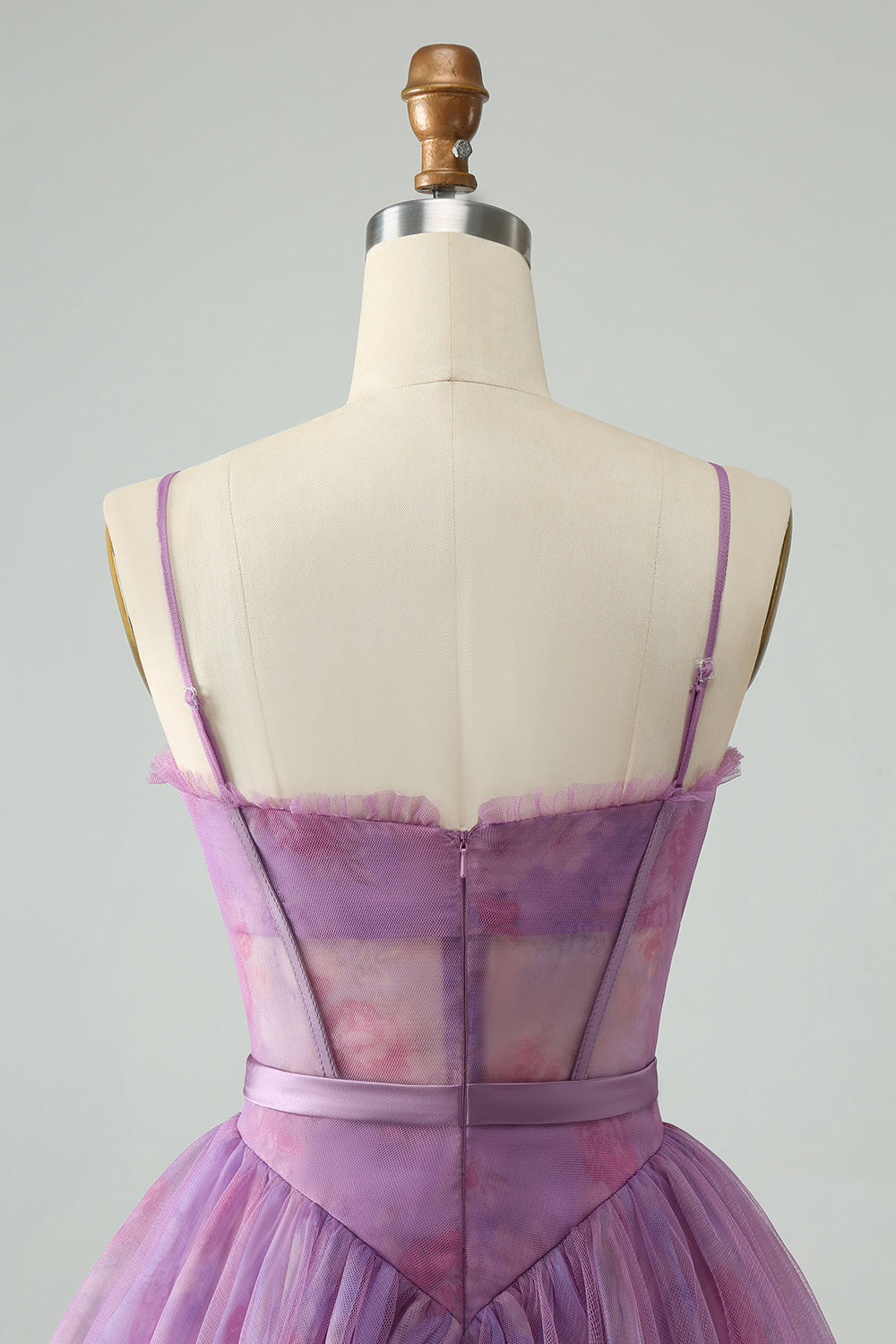 Vestido corto morado de fiesta con tirantes finos, estampado y corsé.