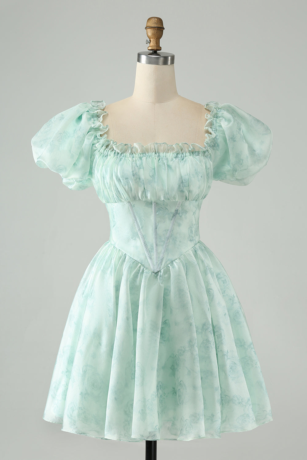 Hermoso vestido de fiesta corto verde claro con escote cuadrado, floral y volantes